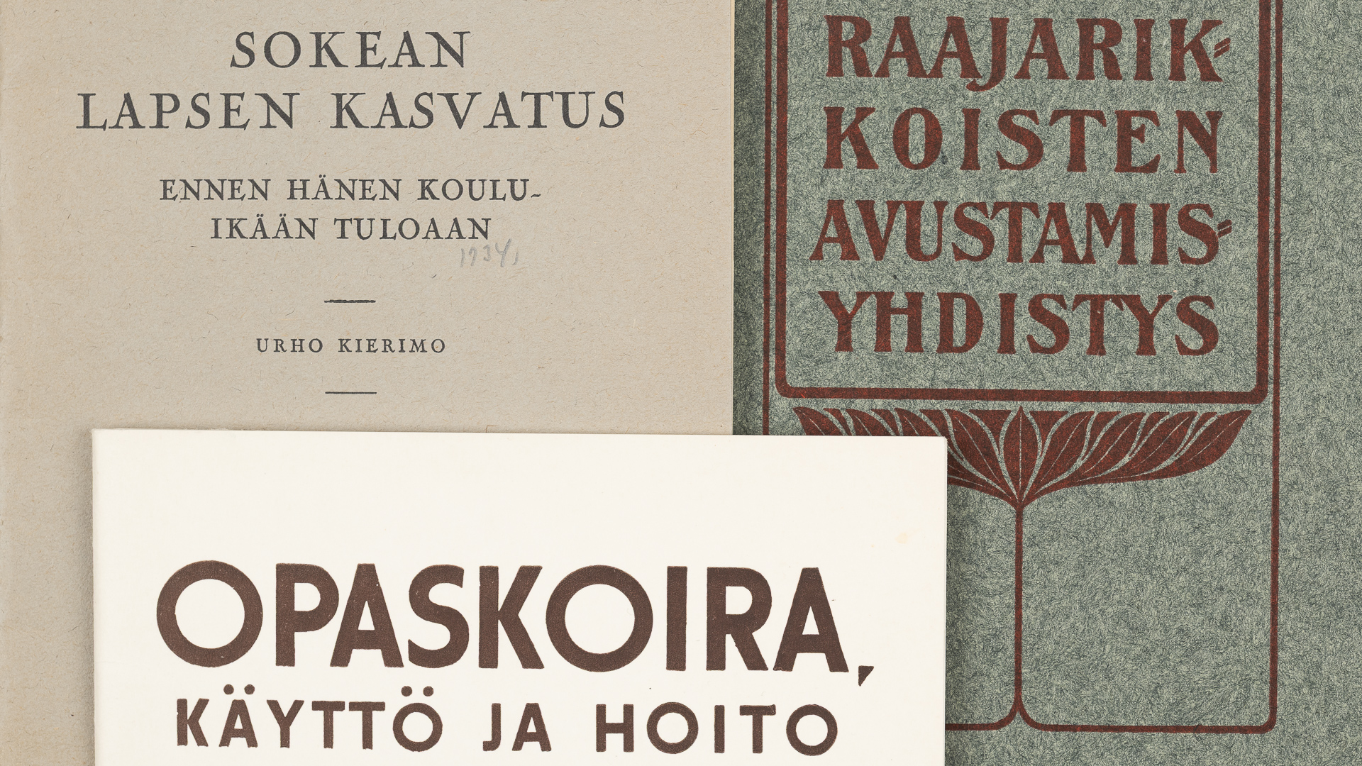 Kuvassa kolme pienpainatetta: Sokean lapsen kasvatus, Raajarikkoisten avustamisyhdistys ja Opaskoira, käyttö ja hoito