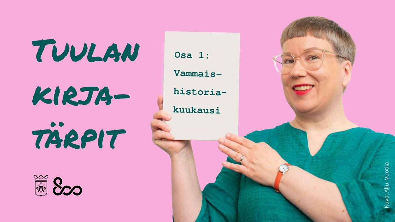 Kirjastonhoitaja Tuula pitelee kirjaa, jossa lukee videon nimi.